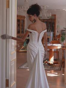 One-Shoulder High Slit Mermaid Wedding Dress In Satin – Stunning Floor-Length Bridal Gown With An Asymmetrical One-Shoulder Neckline, Bold Side Slit, And Fitted Mermaid Silhouette In Luminous Satin. The Dramatic Silhouette Commands Attention At Weddings, Christmas Galas, Halloween Soirées, Prom Nights, Birthday Celebrations, And Upscale Events. Designed For Nuptial Ceremonies, Festive Evenings, Vacation Dinners, Formal Receptions, Graduation Balls, Homecoming Dances, Cocktail Parties, Bridal Party Styling, Wedding Guest Appearances, And Elegant Gatherings. - 白色 - 查看 5