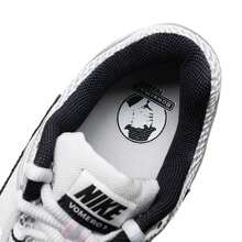 Nike 女士休闲鞋，复古低帮鞋，轻便户外日常休闲鞋，ZOOM VOMERO 5 NEWS HF1877-001 - 黑/金屬銀/狼灰/泡沫粉/中柔粉 - 查看 6