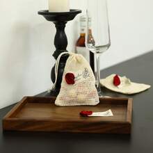 10个玫瑰主题布艺礼品袋，适用于婚礼和特殊场合——非常适合用作婚礼回礼、新娘送礼会、生日、情人节、派对、宾客礼物和婴儿派对的礼品袋。这些可重复使用的礼品袋既可用作时尚的礼品包装，也可用于家居收纳。 - 喜糖袋 - 查看 1