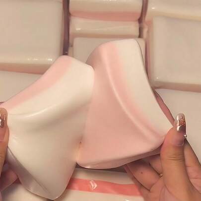 1个2026新款慢回弹挤压玩具，双面麻糬蛋糕造型，减压，柔软Q弹，学生、节日、生日的完美礼物，趣味礼品