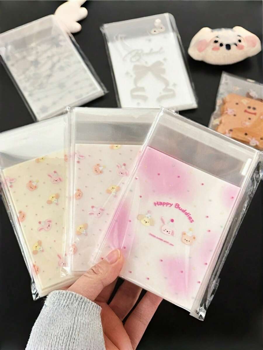 50个装自粘礼品袋，礼品包装用品，带自粘功能的礼品包装袋，小型卡纸OPP包装袋，简约透明自封包装袋，适用于礼品、珠宝包装、婚礼、派对、旅行、毕业典礼、生日、周年纪念、烘焙食品、圣诞节等场合。