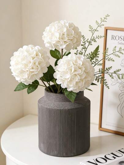 Chiếc bình gốm nung kiểu cổ điển này rất phù hợp để trang trí nhà cửa và có thể đặt trong phòng khách, trên giá sách hoặc trên bàn ăn.