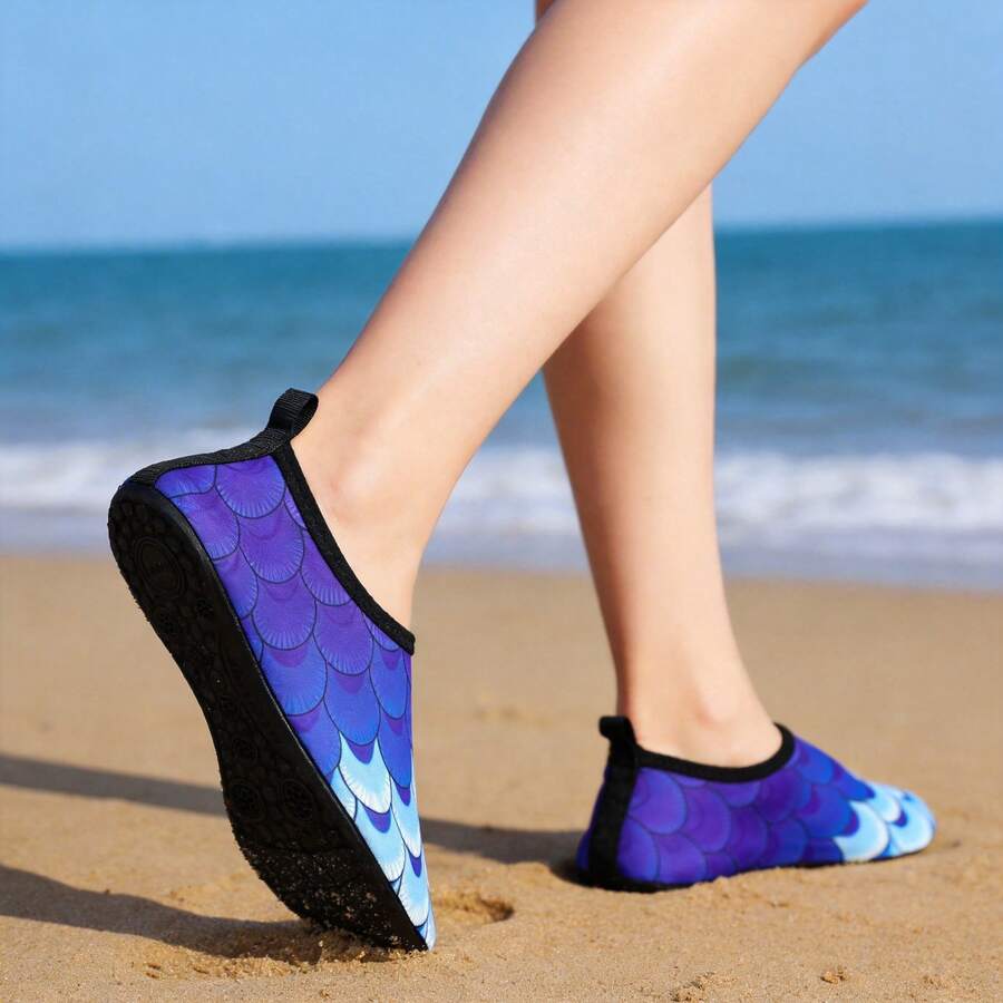 1双儿童渐变鱼鳞印花水鞋，夏季男女童轻便防滑沙滩凉鞋，透气速干游泳池水袜，适合玩水、沙滩、露营 - 彩色 - 查看 1