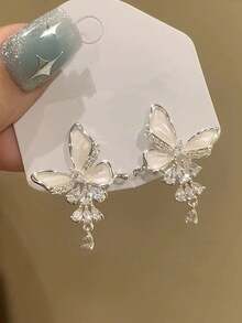 时尚白色蝴蝶形耳环，散发着甜美独特的珠宝风格。 - 白色 - 查看 2