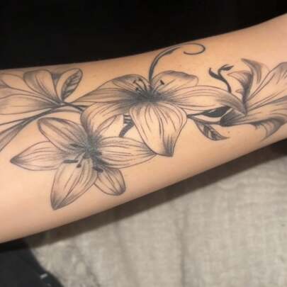 1 hoja de tatuajes temporales con diseño de flor de lirio de línea delicada y realista en tinta negra, para fiestas, bodas y eventos especiales, accesorios de fiesta, diseño inspirado en la naturaleza que duran de 3 a 5 días