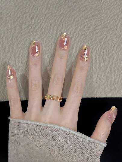 Bộ 24 miếng dán móng tay vuông ngắn, màu hồng san hô, họa tiết lá vàng bất đối xứng, chất lượng salon, dễ dán, bao gồm 1 lọ sơn gel và 1 dũa móng, hoàn hảo cho công sở và buổi hẹn hò. Dụng cụ làm móng nghệ thuật.