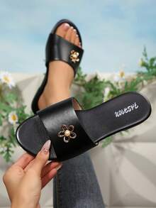 Pantuflas de mujer con decoración de flores de perlas, pantuflas planas de punta redonda en color negro, estilo de vacaciones con tacón bajo para uso diario, nuevas sandalias deslizantes versátiles de verano para mujer, tallas grandes - Negro - Ver 3
