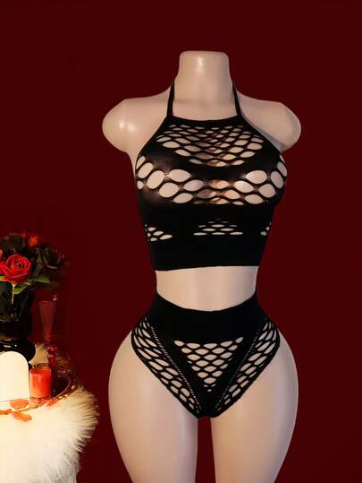 Bộ đồ lót lưới màu đen khoét lỗ 2 món gồm áo croptop cổ yếm và quần lọt khe cạp cao.