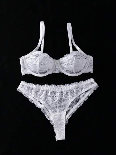 Bộ đồ lót ren trắng 2 món, được làm từ chất liệu ren tinh tế, thoáng khí và thân thiện với da, kết hợp giữa sự gợi cảm và thoải mái. Thiết kế size 34B ôm sát cơ thể, có gọng nâng đỡ tốt. Quần lót ren đồng bộ, thanh lịch và hài hòa, lý tưởng cho cả mặc hàng ngày và những dịp đặc biệt.