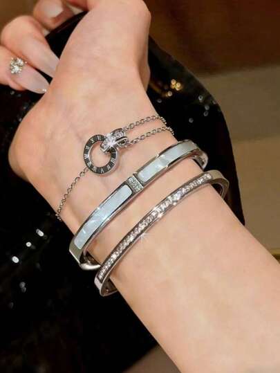 3/1 pièce Nouveau bracelet en acier inoxydable de haute qualité avec chiffres romains en zircone, bracelet à double boucle, bracelet en zircone brillante, ensemble de bijoux pour femmes, ensemble d'accessoires pour femmes, ensemble de bracelets pour femmes, convient aux poignets délicats, empilable, léger et luxueux, unique et raffiné, décoré de strass, design à la mode, couleurs polyvalentes, durable, sans décoloration, parfait pour un port quotidien pour les femmes