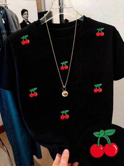 Una camiseta negra con un estampado de cerezas rojas, realizada con tecnología de impresión digital, ofrece colores vibrantes y un estilo casual y moderno. Cuenta con cuello redondo y mangas cortas, lo que la hace perfecta para el uso diario. El diseño es llamativo, de corte holgado y está al día con las últimas , lo que la convierte en una excelente opción para ti.