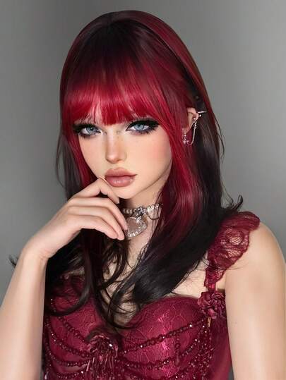 这款20英寸长的合成假发，采用自然直发造型，并拥有令人惊艳的多色设计。它带有刘海，采用耐热纤维制成，确保经久耐用。这款假发非常适合日常佩戴，能够打造自然逼真的效果。