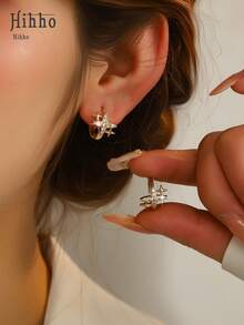 Hihho 1 par de pendientes de aro de lujo con circonita en forma de estrella fugaz, con diseño de doble estrella fugaz/octágono de circonita incrustado en el frente, con centro y borde de estrella completamente empotrados con pequeños diamantes, disponible en colores dorado y plateado, que proporcionan una atmósfera estrellada brillante adecuada para diferentes posiciones de la oreja y estilos de atuendo. - Estrella - Ver 5