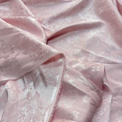 1块粉色花卉提花缎面面料，质地柔软有光泽，适合DIY服装、连衣裙、家居装饰桌布和窗帘。