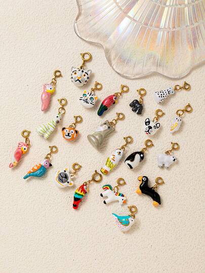 Mặt dây chuyền tinh tế thuộc series hình động vật hoạt hình nhỏ giọt dầu được làm từ chất liệu thép không gỉ 18k mạ điện, kèm theo móc cài hình càng cua có in các họa tiết như mèo, voi ma mút, vẹt, hổ, chó, báo, v.v. Thích hợp để làm vòng tay, mặt dây chuyền, túi xách, đồ trang trí, vòng cổ, móc khóa và phụ kiện DIY thủ công.