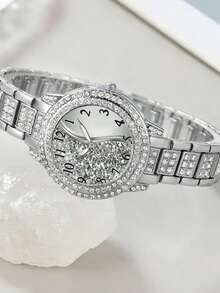 四件套奢华女士石英表套装，浪漫梦幻全钻女士腕表，包含全钻表带石英表、钻石链手链、心形手链和无限符号手链。采用别致的银色和浪漫元素，表圈镶嵌闪耀钻石，表盘生动梦幻，金属表带经久耐用且亲肤。 - 銀色 - 查看 4