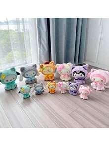 SANRIO 蹲腿系列包括儿童毛绒娃娃、黑耳挂件、旋律包挂件、生日礼物、抱枕、圣诞派对礼物、伴手礼、家具、卧室装饰，适合亲子互动，可作为娃娃纪念品和情人节礼物。 - 彩色 - 查看 4