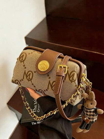 Ce sac à main carré pour femmes présente un design à motif imprimé, avec une sangle unique et une décoration de pendentif, ainsi qu'une sangle d'épaule longue et ajustable. Il convient parfaitement pour les courses quotidiennes, les déplacements et les vacances.