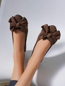 Chaussures plates à bout rond classiques pour femmes avec nœud papillon distinctif - Chaussures plates pour femmes à enfiler avec semelle souple et bout rond, légères et confortables - Design de nœud papillon à la mode qui met en valeur l'élégance - Classique, à la mode, élégant, polyvalent - Nœud pointu couleur café - Voir 5
