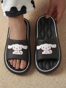 SANRIO 联名款拖鞋，大耳朵狗狗设计女士家居鞋，柔软防滑沙发垫，透气休闲，沙滩凉鞋，海边凉鞋，可爱优雅精致时尚，圆头套脚平底拖鞋，女士夏季拖鞋 - 黑色(玉桂狗) - 查看 3