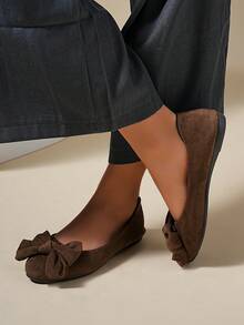 Chaussures plates à bout rond classiques pour femmes avec nœud papillon distinctif - Chaussures plates pour femmes à enfiler avec semelle souple et bout rond, légères et confortables - Design de nœud papillon à la mode qui met en valeur l'élégance - Classique, à la mode, élégant, polyvalent - Nœud pointu couleur café - Voir 3