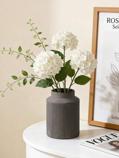 这款复古风格的赤陶花瓶非常适合家居装饰，可以放在客厅、书架或餐桌上。