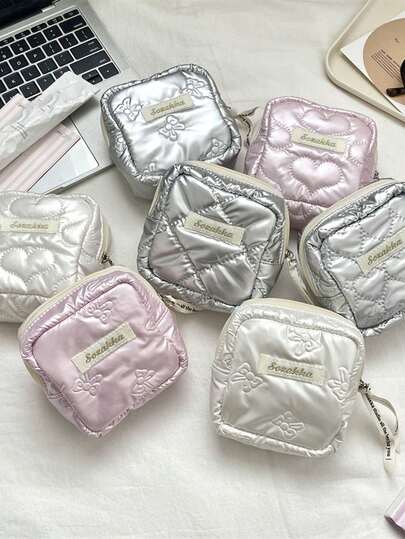 حقيبة مكياج صغيرة مبطنة بتصميم فيونكة، حقيبة مكياج صغيرة بتصميم قلب، حقيبة تخزين أحمر الشفاه الصغيرة مع سحاب، محفظة محمولة، حقيبة تخزين محمولة للفوط الصحية، حقيبة تخزين متعددة الوظائف للبنات، محفظة عملات معدنية، حقيبة مفتاح، حقيبة تخزين صغيرة محمولة للعناية بالبشرة/القرطاسية، حقيبة مكياج للسفر، ضروريات السفر، ضروريات المدرسة، ضروريات السكن الجامعي