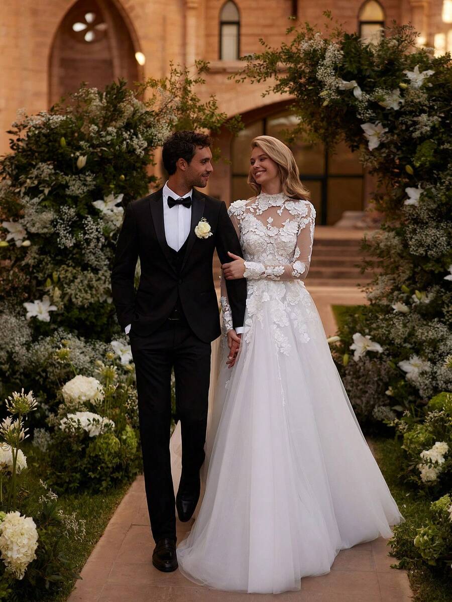 Elegant High-Neck Long Sleeve Wedding Gown With Delicate Lace Applique And Graceful A-Line Silhouette – Timeless Ivory Floor-Length Bridal Dress Featuring Intricate Floral Embroidery, A Flowing Skirt, And Sophisticated Chapel Train For A Dreamy And Enchanting Look. Perfect For Wedding Ceremonies, Holiday Celebrations Including Christmas Galas And Halloween Balls, Prom Nights, Birthday Parties, Anniversary Dinners, Formal Evening Events, Bridal Showers, Vacation Getaways, Cocktail Receptions, Graduation Balls, Homecoming Dances, And As A Stunning Choice For Bridesmaids Or Wedding Guests At Any Special Occasion. - 白色 - 查看 1