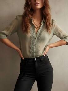 1件女士纯色复古法式橄榄绿蕾丝拼接衬衫，翻领蕾丝边单排扣优雅上衣，纯色前扣七分袖雪纺上衣，适合度假、办公、日常、旅行、机场等各种场合，四季皆宜。 - 軍綠色 - 查看 4
