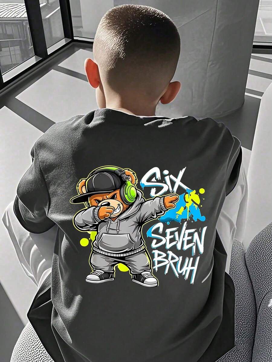 Camiseta infantil com estampa de ursinho de pelúcia "SIX SEVEN BRUH" para adolescentes. Ideal para uso casual, na rua, na escola e em eventos. Camiseta estilosa de verão para meninos. - Cinza escuro - Ver 1
