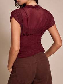 Áo croptop không tay dệt kim xuyên thấu màu đỏ tía thời trang dành cho nữ với thiết kế lưới tương phản. - Màu Đỏ Sâu - Xem 4