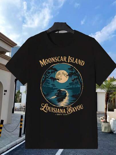 Camiseta Isla de la Luna Louisiana Bayou |   Diseño Negro de Luna y Escena en el Pantano con Barco Flotante y Árboles |   Ropa Suave para el Día a Día y Nochebuena |   Ropa Casual de Temporada |   Diseño Festivo |   Ajuste Cómodo |   Cuello Redondo |   Tejido Ligeramente Elástico |   Corte Regular |