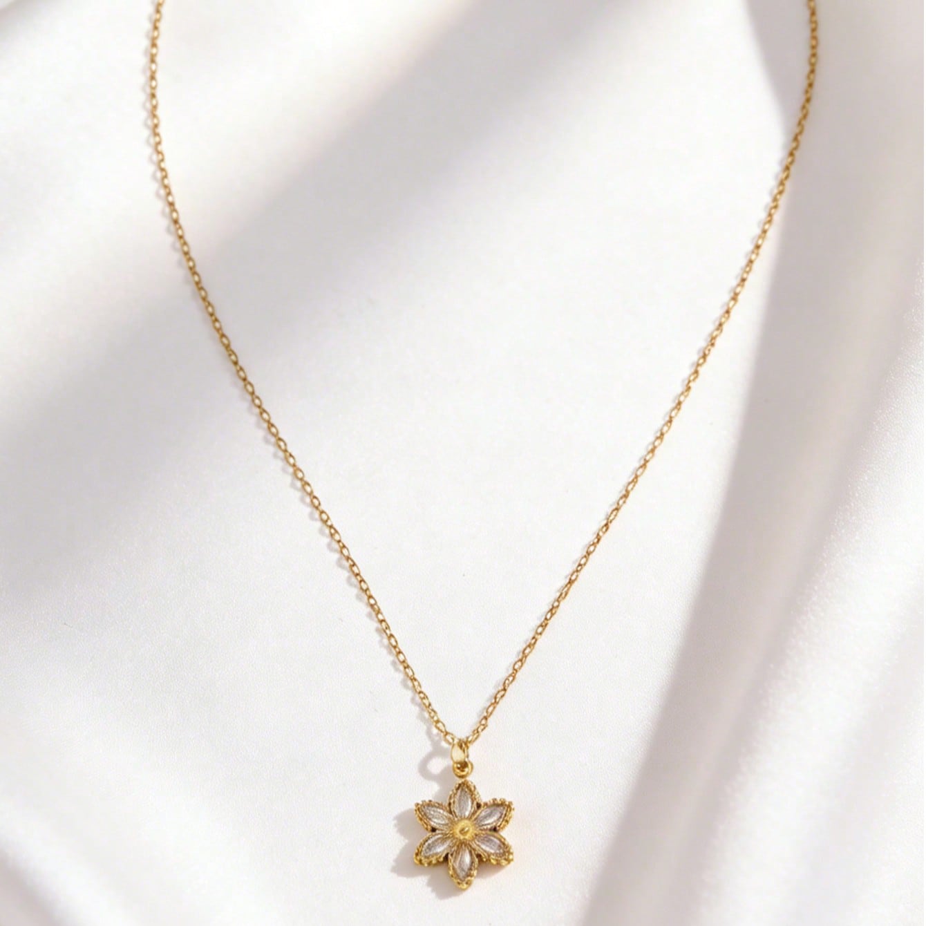 1pc Luxury Elegant Stainless Steel Necklace, Delicate Six-Petal Flower Pendant Design, Suitable For Daily Commute, Romantic Dates, Weekend Parties And Gatherings With Friends, Comfortable To Wear All Day, Perfect Gift For Girlfriend, Friends And Family, Can Be Easily Paired With Casual And Formal Ou