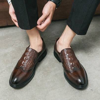 Một đôi giày tây mũi nhọn kiểu Brogue dành cho nam, thiết kế tiện lợi dễ xỏ, màu nâu, kiểu Anh, phù hợp cho mọi mùa, lý tưởng cho việc đi làm và các hoạt động hàng ngày.
