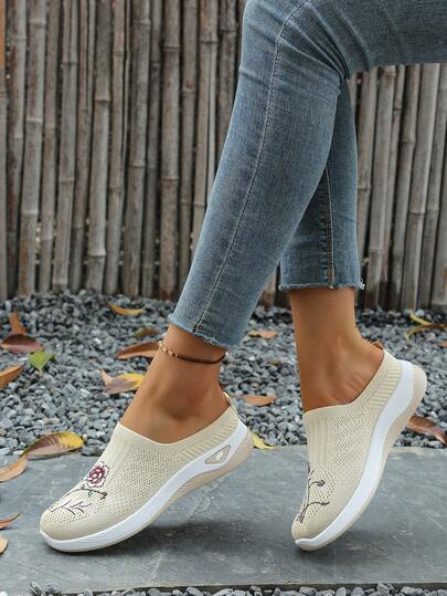 Zapatos casuales de malla transpirable y hueca para el verano, zapatos cómodos de suela blanda para caminar para madres, zapatos ligeros de ocio, zapatos tradicionales de tela de Pekín