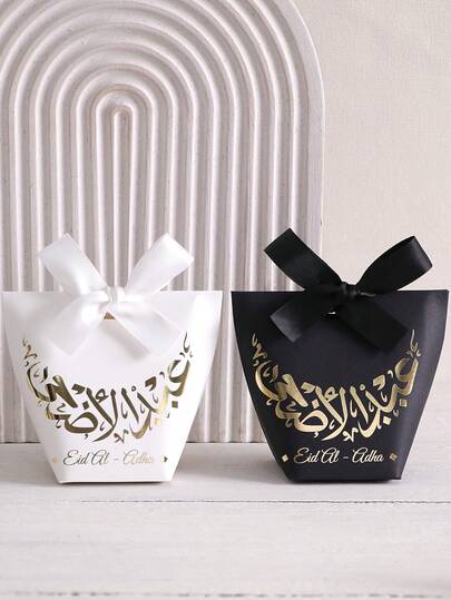 Mười chiếc túi quà Eid Al-Adha tinh tế, được sắp xếp trang nhã với ba màu trắng, đen và xanh lá cây, điểm xuyết họa tiết trăng vàng tinh xảo. Kèm theo một dải ruy băng. Hoàn hảo để đựng bánh kẹo, sô cô la và những món quà nhỏ. Lý tưởng cho lễ Eid Al-Adha, các buổi họp mặt gia đình và những dịp đặc biệt. Được đóng gói đẹp mắt để tô điểm thêm vẻ sang trọng cho bất kỳ khoảnh khắc đặc biệt nào!