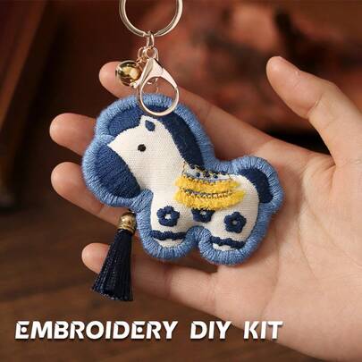 Bộ dụng cụ thêu móc khóa phù hợp cho người mới bắt đầu, với họa tiết con giáp Ngựa, 3 lựa chọn màu sắc, 1 bộ bao gồm 1 vải thêu + 1 khung thêu + 2 kim thêu + 1 bộ chỉ màu + 1 hướng dẫn sử dụng bằng tiếng Anh + 1 phụ kiện móc khóa, có thể dùng làm mặt dây chuyền trang trí.