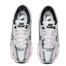 Nike 女士休闲鞋，复古低帮鞋，轻便户外日常休闲鞋，ZOOM VOMERO 5 NEWS HF1877-001 - 黑/金屬銀/狼灰/泡沫粉/中柔粉 - 查看 4