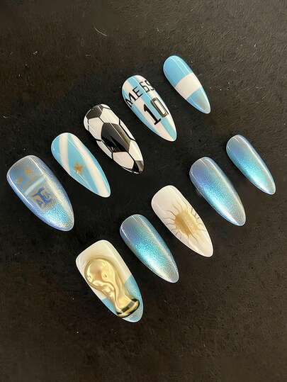 24片装足球猫眼亚克力美甲贴片，中号杏仁形，蓝白星形球员元素装饰，3D金色太阳星形奖杯图案，搭配球队队徽，时尚Y2K创意风格，表面光滑，全覆盖，适合女性和女孩日常佩戴，也适合阿根廷足球主题。