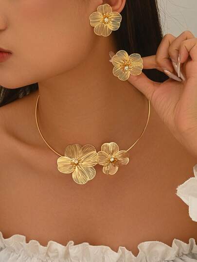 1 Set mit 3 Teilen Luxus Hochwertige 3D Vier-Blüten-Blumen Schmuckset: Halskette und Ohrringe. Vintage eleganter Cut Out strukturierter Vier-Blatt-Kleeanhänger Halskette und Ohrringset, geeignet für Frauen Partys, Alltag und Urlaub (leichte Variation in Blumenform und -größe)