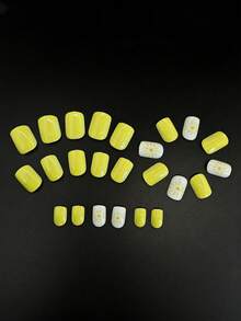 24片黄白太阳图案美甲贴纸，短款方形可爱假指甲，亮柠檬黄纯色甲贴，白色底色上饰有可爱的太阳图案，完美契合阳光明媚的清新氛围。短款假指甲，美甲护理用品，适合夏季海滩、泳池派对、日常通勤，也是送给美甲爱好者的绝佳夏季礼物。 - 黃色 - 查看 3