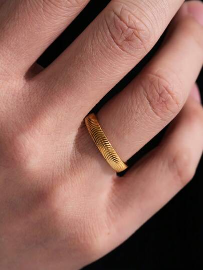 خاتم رجالي مصنوع من الفولاذ المقاوم للصدأ مطلي بالذهب عيار 18 قيراط، بتصميم موجي بسيط منقوش، بعرض 0.4 سم، مناسب للارتداء اليومي
