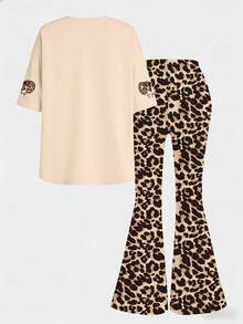 两件套女童休闲套装，包含一件印有“上帝是仁慈的”标语和豹纹蝴蝶结图案的T恤，搭配豹纹喇叭裤，适合返校、外出、日常休闲穿着，夏季皆宜。 - 彩色 - 查看 7