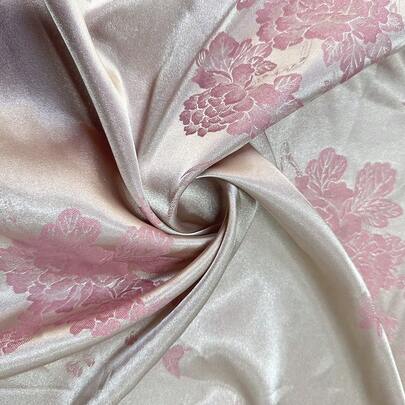 1 tấm vải satin jacquard cao cấp, họa tiết hoa và bướm màu hồng nhạt, bề mặt mịn màng và bóng mượt. Thích hợp cho váy cưới, trang phục, trang trí nhà cửa và phụ kiện may vá.