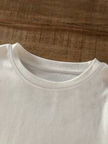 A Vintage-Style Black And White Floral Print T-Shirt For Women Featuring Short Sleeves And A Crew Neck.It Showcases A Prominent Floral Design, Offering A Relaxed Fit Ideal For Spring And Summer.This Machine-Washable Shirt Is Perfect For Everyday W - 彩色 - 查看 4