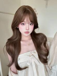 alicegarden 这款28英寸长的合成假发，拥有自然波浪卷发造型，呈现迷人的棕色。它带有刘海设计，并采用耐热纤维制成，确保经久耐用。这款假发非常适合日常佩戴，能够打造自然逼真的效果。 - 棕色 - 查看 5