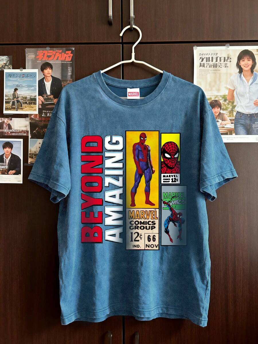 Áo thun unisex hợp tác cùng Marvel này có in hình truyện tranh Spider-Man cổ điển. Được làm từ chất liệu cao cấp, đây là món đồ lý tưởng cho mùa hè, thiết thực, thoải mái, thoáng khí và dễ phối đồ. Có thể mặc riêng hoặc phối lớp, phù hợp cho mọi mùa. Hoàn hảo cho mùa hè, trại hè, kỳ nghỉ và... - Màu xanh hải quân - Xem 1
