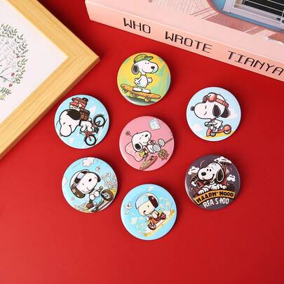 SNOOPY 这款塑料徽章图案清晰可爱，造型精致小巧，材质耐用。表面光滑无毛刺，佩戴舒适，易于粘贴。可用于派对装饰、现场搭配、主题活动点缀等多种场合，轻松提升整体可爱氛围。是一款实用美观的装饰配件。（随机款式）