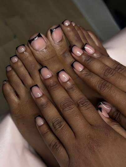 法式黑色亚克力美甲贴片，48片短款矩形按压式美甲贴片，适用于美甲沙龙、女性日常佩戴及节日派对；也是一份精美的美甲护理礼物。