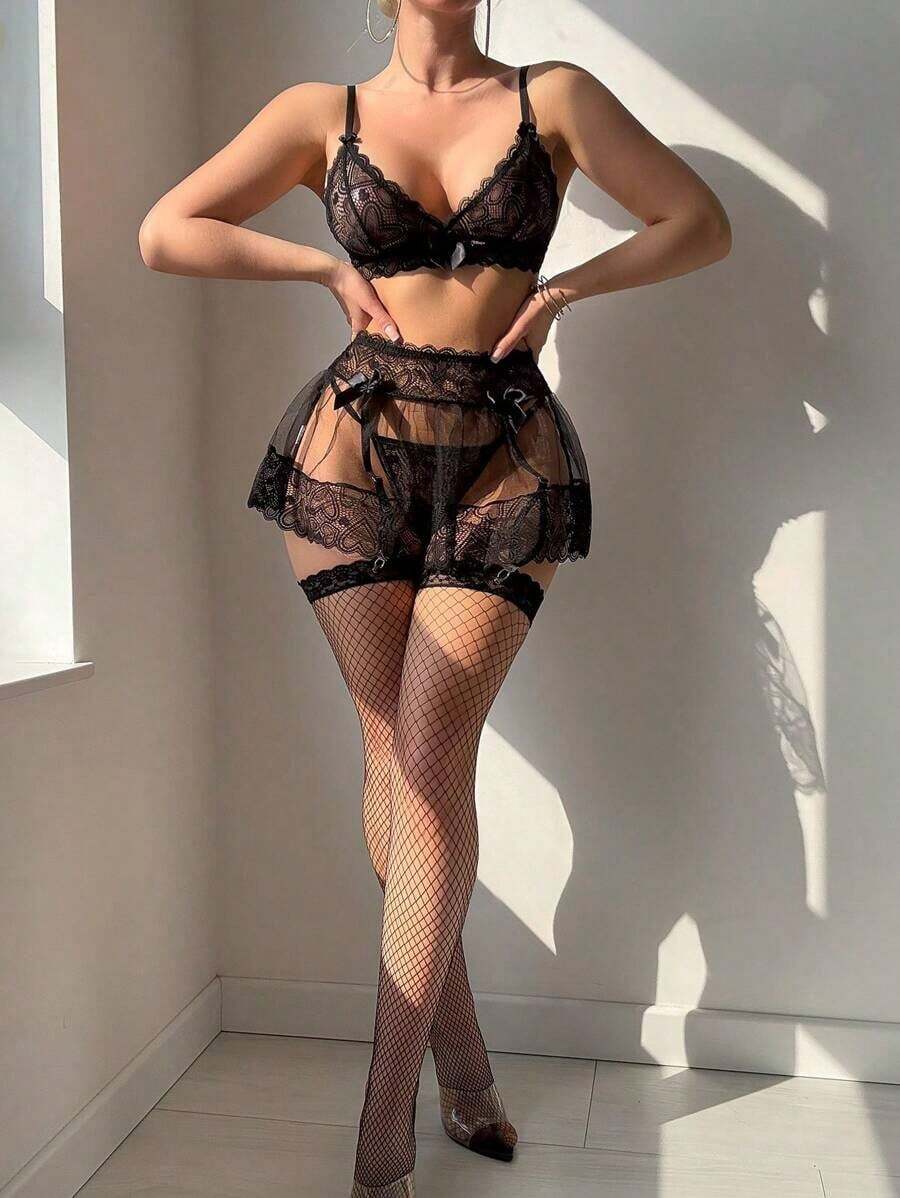 Absolute Control Conjunto de Lencería Sexy para Mujer de 5 Piezas con Encaje y Malla en Contraste (Sujetador sin Varillas, Tanga, Falda Corta, 2 Pares de Medias de Malla) Lencería Nupcial para Salir, Estilo Chica Atrevida - Negro - Ver 1